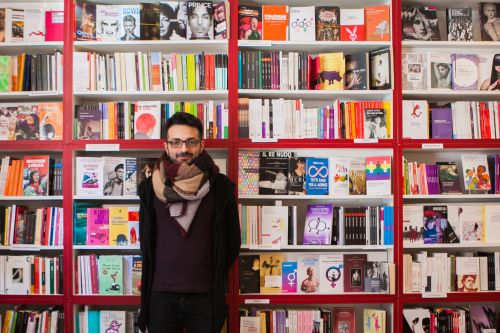 ANTIGONE, la libreria dell’identità (Via Kramer 20, P.ta Venezia)
A pochi passi dal quartiere gay friendly di P.ta Venezia,  è unica libreria lgbt di Milano. Nata nel giugno del 2016 in concomitanza del gay pride, che ha il suo quartier generale proprio lì vicino, la Libreria nasce sotto i  migliori  auspici,  pur  dovendo  vivere  in  una  città  che  affronta  le  tematiche  in  maniera  contrastante  e contrastata.  Il  suo  punto  di  forza  è  la  saggistica  e  il  fatto  di  essere  segnalata  dalle  principali  guide  gay, italiane e non.